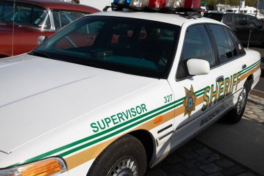 Bordeaux, Fransa - 04 17 2025: Şerif arabası taçlandırılmış Victoria Ford ilçesi yan kapı logosu Amerikan devriye araçlarının çıkartmalarında işaret levhası