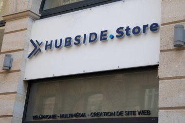Bordeaux, Fransa - 04 17 2025: hubside mağaza logosu ve cep telefonu ve akıllı telefon sorunlarını gidermek için telefon dükkanı mağaza vitrin zincirinin metin işareti