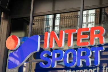 Bordeaux, Fransa - 04 17 2025: intersport marka tabelası ve metin logosu ön cephe mağazası uluslararası mağaza spor zinciri perakendecisi