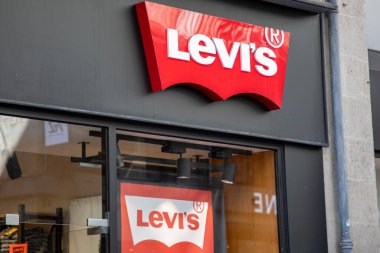 Bordeaux, Fransa - 04 18 2025: Levi 'nin işareti marka ve metin logosu Amerikan mağazasının ön cephesi bize kıyafet firması kot pantolonlar yaptı.