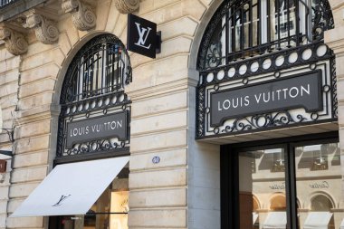 Bordeaux, Fransa - 04 18 2025: louis Vuitton logo mağazası önü ve sokak görünümünde bir mağaza zinciri mağazası.