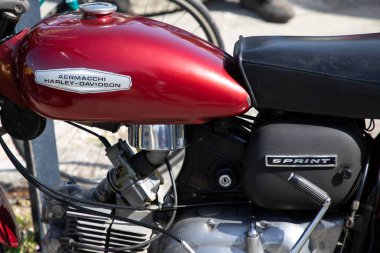Bordeaux, Fransa - 04 19 2025: Harley-Davidson Aermacchi 350 sprint SS350 amblem işareti ve Amerikan motorsikletinin eski bir tankı