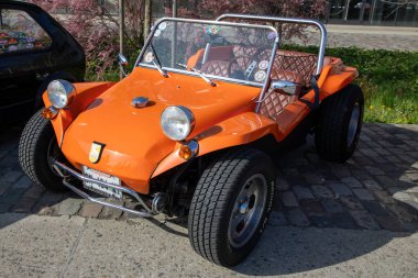 Bordeaux, Fransa - 04 19 2025: Meyers Manx logosu markası ve Kaliforniya 'dan gelen kum arabasının üstü açık turuncu vw' si üzerindeki metin işareti