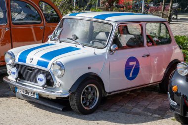 Bordeaux, Fransa - 04 19 2025: Mini Cooper klasik İngiliz yarış arabası logosu ve eski zaman aracının üzerindeki metin işareti