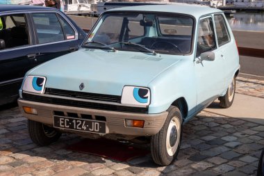 Bordeaux, Fransa - 04 19 2025: Renault 5 mavi gözlü çıkartmalar eski model araba R5 caddeye park edilmiş.