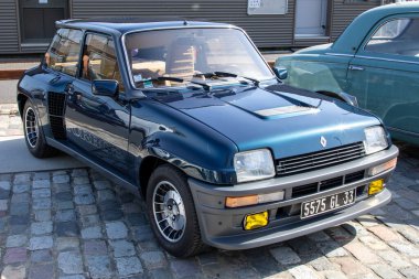 Bordeaux, Fransa - 04 19 2025: Renault 5 turbo spor antika yarış arabası eski model R5 logosu ve metin işareti yarış aracı