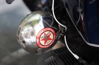 Bordeaux, Fransa - 04 19 2025: Texaco benzin istasyonu imzalı metin ve logo yıldızı kırmızı marka Chevron şirketinden eski petrol garajı etiketlerine işlemeli yama