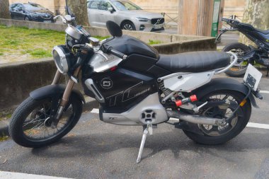 Bordeaux, Fransa - 04 19 2025: Super soco tc max motosiklet yan motorsiklet elektrikli ev logosu ve metin işareti