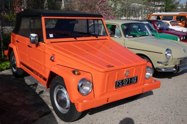 Bordeaux, Fransa - 04 19 2025: Volkswagen tipi 181 safari şeyi turuncu araba işareti logosu ve marka metin üstü açık safari plajı Alman arabası