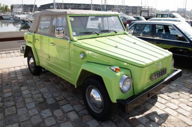 Bordeaux, Fransa - 04 19 2025: Volkswagen tipi 181 safari yeşil araba işareti logosu ve marka üstü açılabilir klasik şey safari vw181