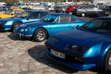 Bordeaux, Fransa - 04 19 2025: Alpine berlinette a310 A110 Birkaç mavi Fransız spor arabası ve far
