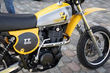 Bordeaux, Fransa - 04 19 2025: yamaha tt arasında 500 eski klasik motosiklet logosu ve motor yakıtı antika mazot tankında metin işareti