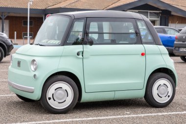 Bordeaux, Fransa - 04 19 2025: fiat topolino dolcevita ev elektrikli araba küçük mavi küp tekerlekli araç çok az ehliyet