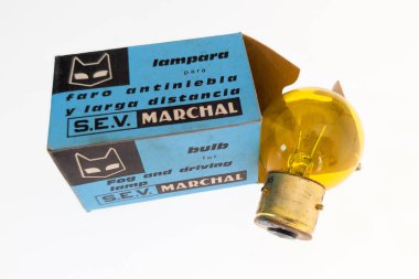 Bordeaux, Fransa - 04 22 2025: Sev Marchal marka far logosu ve istasyon garajındaki sarı ampul üzerinde yazı tabelası