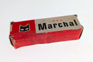Bordeaux, Fransa - 04 22 2025: sev s.v. Marchall logosu ve metin imzası antika karton kutu dolgu vagonunda.
