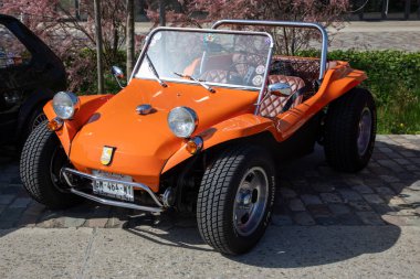 Bordeaux, Fransa - 04 22 2025: Meyers Manx Buggy araba logosu ve Volkswagen araç kitinden vw california kum arabaları