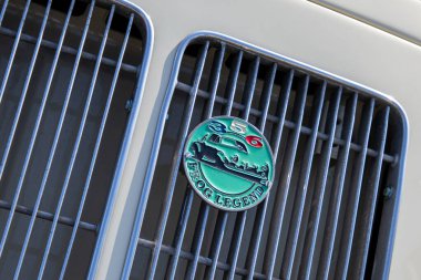 Bordeaux, Fransa - 04 22 2025: Porsche amblem rozet logosu. Kulüp 356 kurbağa efsanesi. 50 'lerin klasik Alman spor araba yarışı.