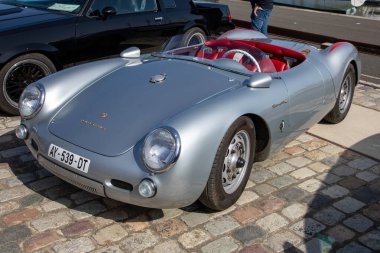 Bordeaux, Fransa - 04 22 2025: Porsche 550 Spyder amblem logosu ve klasik Alman spor araba üstü açık araba replikası yarış arabası işareti