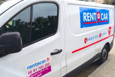 Bordeaux, Fransa - 04 22 2025: Bir araba logosu kiralamak ve ticari beyaz panelvana kamyonet kiralamak