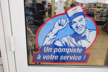 Bordeaux, Fransa - 04 22 2025: toplam enerji markası. Metin şirketi ve logo imzalı otomobil servis tabelasının benzin istasyonundaki benzin istasyonu görevlisi.
