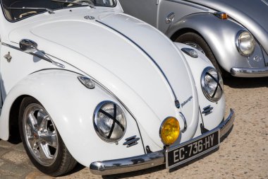 Bordeaux, Fransa - 04 22 2025: vw volkswagen böceği antika araba logosu ve metin işareti antik kaput spor model araç