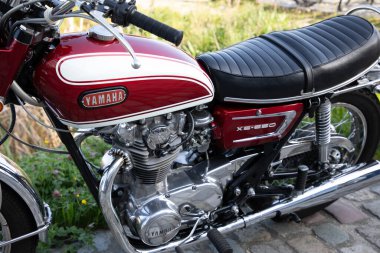 Bordeaux, Fransa - 04 22 2025: yamaha xs 650 retro logo markası ve motorsiklet klasik kırmızı benzin deposu yakıtı üzerindeki işaret