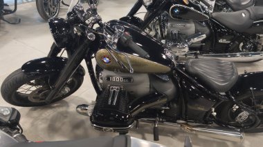 Bordeaux, Fransa - 04 22 2025: bmw r18 motorsiklet büyük motor r 18 bobber 1800cc altın siyah 1800 cc motorlu modern motosiklet tasarımı