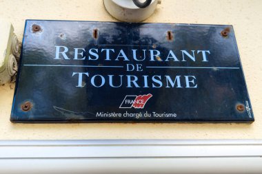 Bordeaux, Fransa - 04 23 2025: Restoran de turizm logosu markası ve Fransa 'nın ön cephesinde Fransız konukseverlik kalitesinde turizm restoranı garantisi