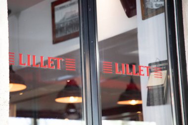 Bordeaux, Fransa - 04 23 2025: lillet logosu ve barın barındaki aperatif bazlı aromalı Fransız şarabının metin adı