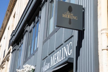 Bordeaux, Fransa - 04 23 2025: Maison Merling Cafe logo markası ve kahve dükkanı Fransız geleneksel kahve kızartma makinesi dükkanında metin imzası