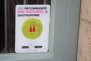 Bordeaux, Fransa - 04 23 2025: üzümlü dijital vin naturel gastronomie logosu dijital üzüm doğal şarap gastronomisi etiketi için zirai ticaret fransız metin işareti