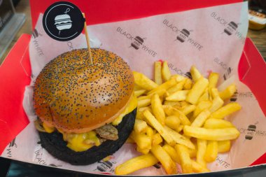 Bordeaux, Fransa - 04 23 2025: siyah-beyaz burger ufc restoran işareti ve açık kutuda patates kızartması bulunan fast food şirketinin logosu.