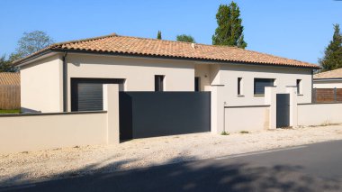 modern yeni inşaat özel bina gri metal ev ön kapı sokak evi balkon ile