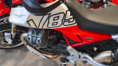 Bordeaux, Fransa - 04 25 2025: Moto guzzi v85 tt İtalya logosu ve motor izi retro İtalyan motosiklet üreticisi