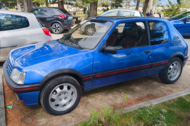 Bordeaux, Fransa - 04 25 2025: peugeot 205 1.9 Gti eski model eski model Fransız arabası