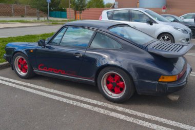 Bordeaux, Fransa - 04 25 2025: Porsche carrera cs 911 ön logo markası ve klasik spor araba ikonik spor yarış aracı işareti