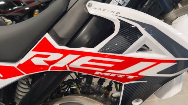 Bordeaux, Fransa - 04 25 2025: rieju Mr 50 sm yarış scooter motosiklet üreticisi logo yan ve metin markası şirketi