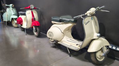 Bordeaux, Fransa - 04 25 2025: vespa lambretta line vintage scooter İtalyan yaşam tarzı İtalyan motovespa motosiklet galerisi galerisi