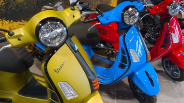 Bordeaux, Fransa - 04 25 2025: Vespa İtalyan motosiklet panelinde 300 metin işareti ve yeni modern 310 scooter gpe üzerinde marka logosu