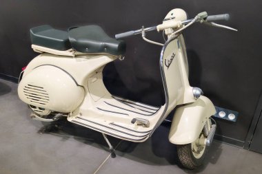 Bordeaux, Fransa - 04 25 2025: Vespa acma paris vintage scooter Motovespa motosiklet galerisi İtalyan yaşam tarzı galerisi