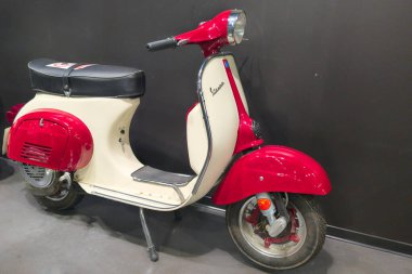 Bordeaux, Fransa - 04 25 2025: vespa 125 antika mobilet beyaz renk 60 'ların konsepti