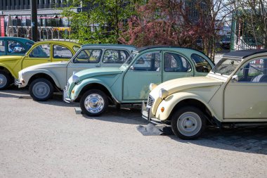 Bordeaux, Fransa - 04 25 2025: Citroen 2CV Fransız tarihi klasik otomobil sergisi