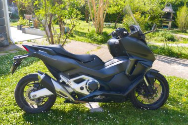 Bordeaux, Fransa - 04 25 2025: Honda for za 750 motosiklet logosu ve Japonya 'dan Maxiscooter Face Scooter motosiklet markası