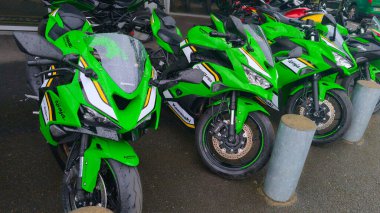 Bordeaux, Fransa - 04 25 2025: kawasaki zx 6r 4rr ninja 650 logo işareti motosiklet yeşili motosiklet
