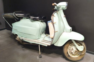 Bordeaux, Fransa - 04 25 2025: Lambretta 125 LI serie 3 İtalyan mobilet yeşil eski model 60 'lı motorsiklet
