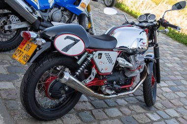 Bordeaux, Fransa - 04 25 2025: moto guzzi v7 850 logo markası ve krom gümüş yakıt deposu İtalyan motorsiklet üreticisi motosiklet üzerinde metin işareti motosikleti