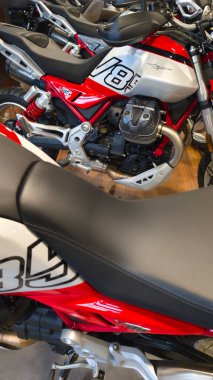 Bordeaux, Fransa - 04 25 2025: moto guzzi v85 tt yeni neoretro motosiklet sınırlı sayıda modern motosiklet yolu İtalyan üreticisi 850