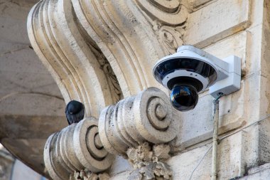 CCTV beyaz güvenlik kamerası. Şehir sokaklarındaki güvenlik kameralarını korumak için 360 baloncuk.