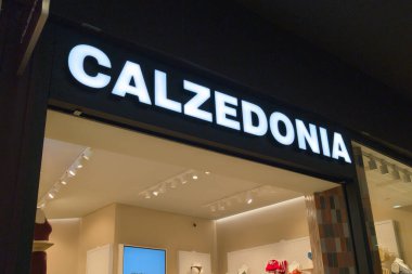 Bordeaux, Fransa - 04 28 2025: calzedonia iç çamaşırı mağazası işaret levhası dükkânı logosu Wall Fronade Butik Moda Kızları iç çamaşırı mağazasında