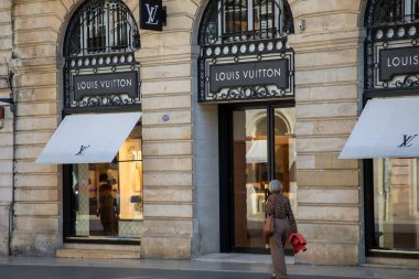 Bordeaux, Fransa - 04 28 2025: louis Vuitton logo markası ve ön cephedeki dükkan mağazası mağaza önü lüks marka çanta ve bagaj zinciri